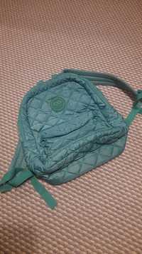 Plecak pikowany, w kolorze zielonym.