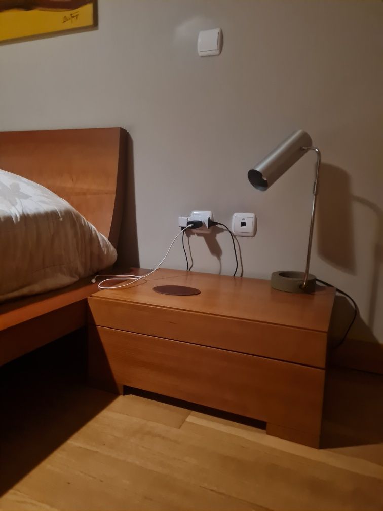 Quarto cama com 2 mesas de cabeceira