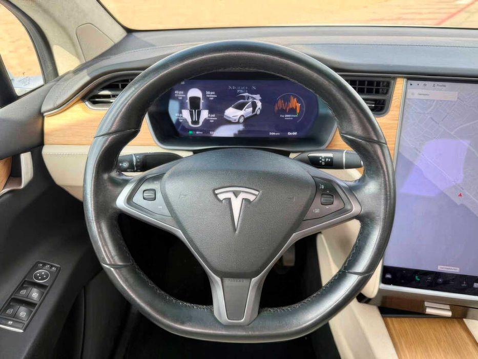 Tesla Model X 75D      2018