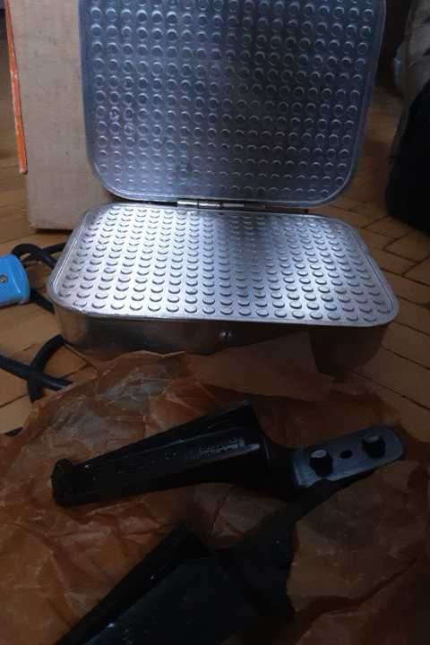 Продам вафельницу Ласунка,формы, СССР, 1990г.Новая! Олх доставка