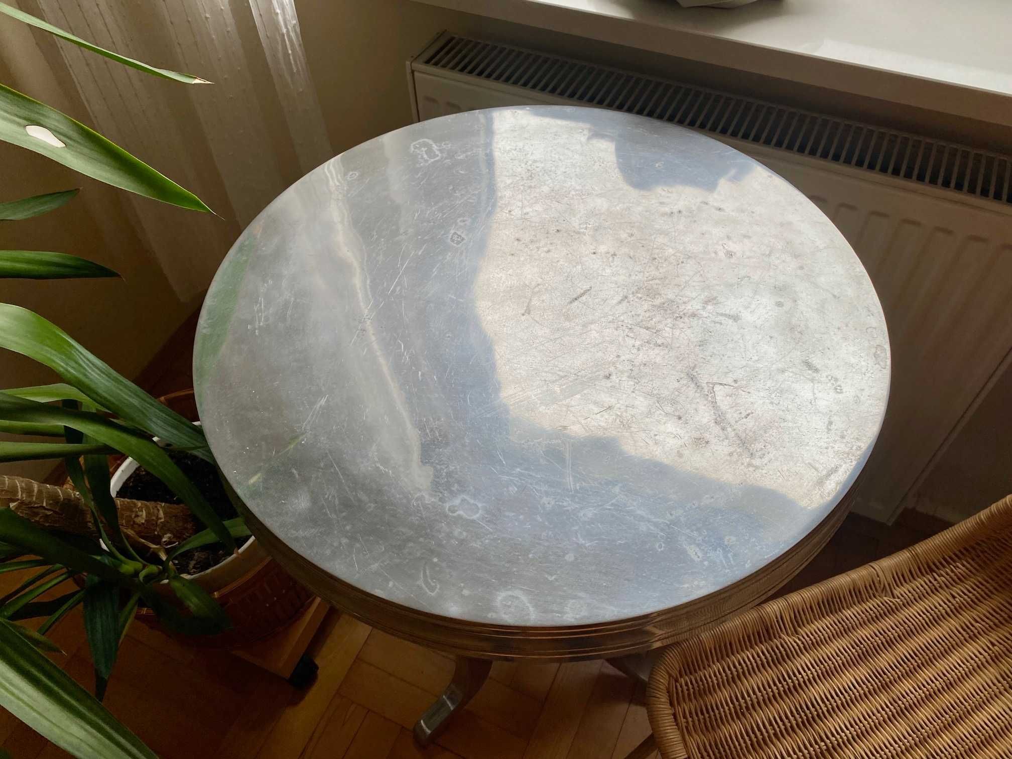 Piękny stół okrągły srebrny ciekawy design i kształt. Styl glamour