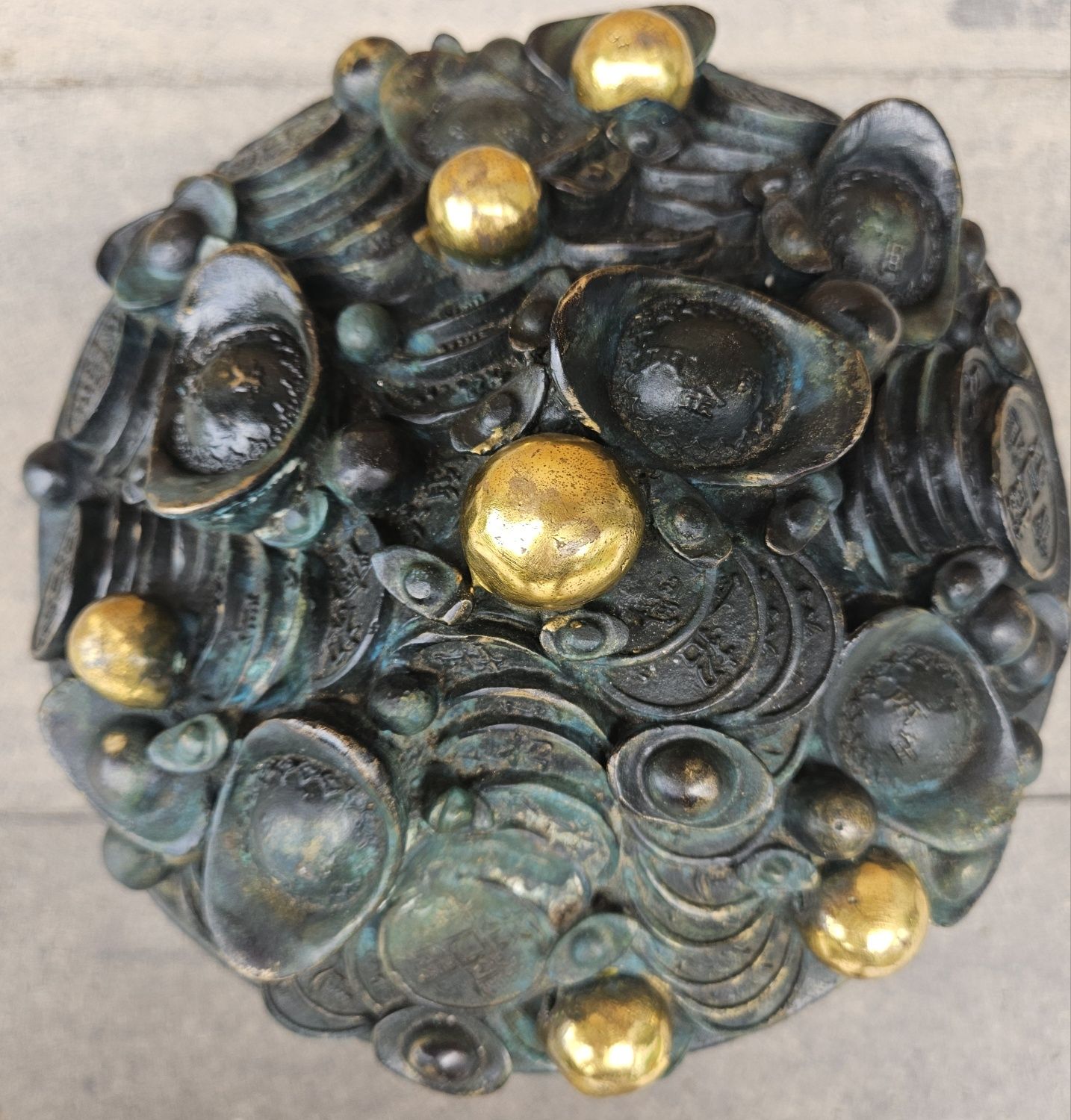 Symbol bogactwa figura z brązu