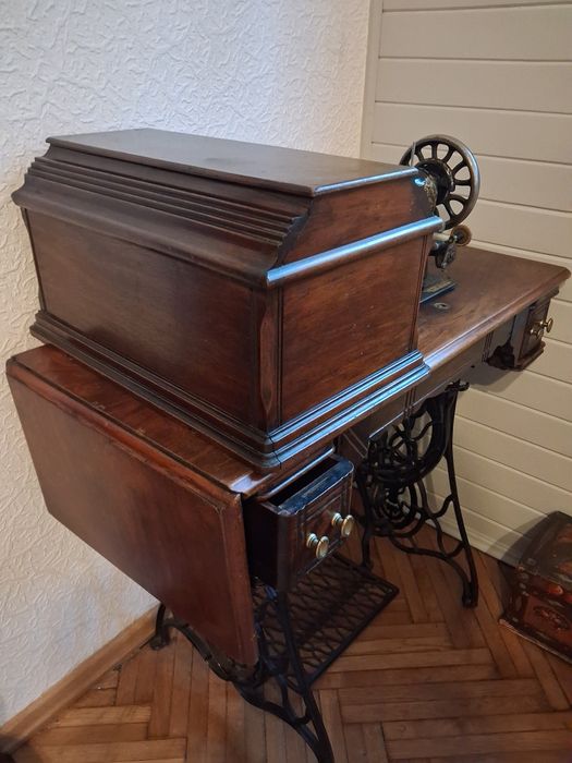 Maszyną  Singer. Rok produkcji 1886