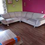 Beżowa sofa z fotelem
