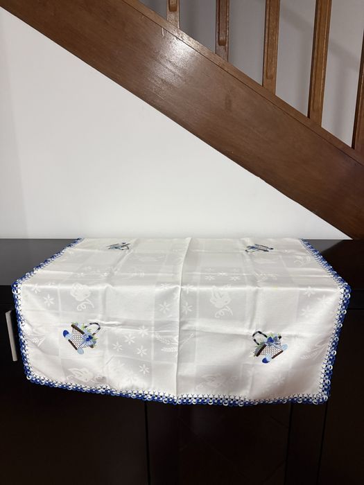 Toalha 90x90 branca com bordado azul