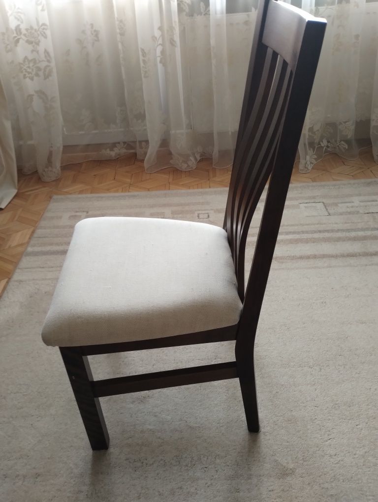 Stół drewniany rozkładany i sześć krzeseł.