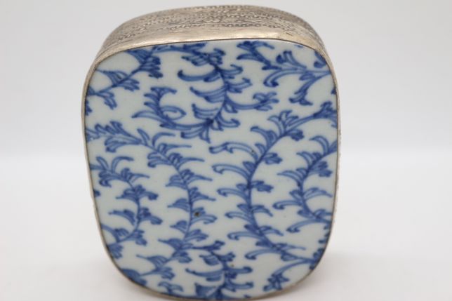 Caixa em Porcelana e Prata Chinesa Azul e Branco Desenho Floral XIX
