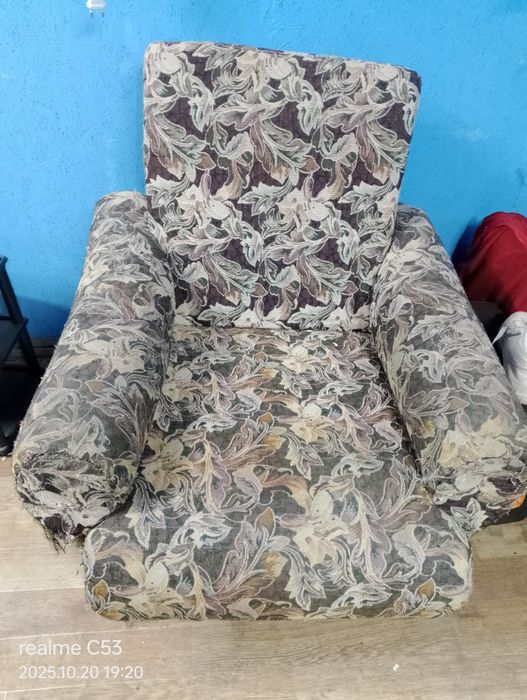 Продам два нерозкладних крісла