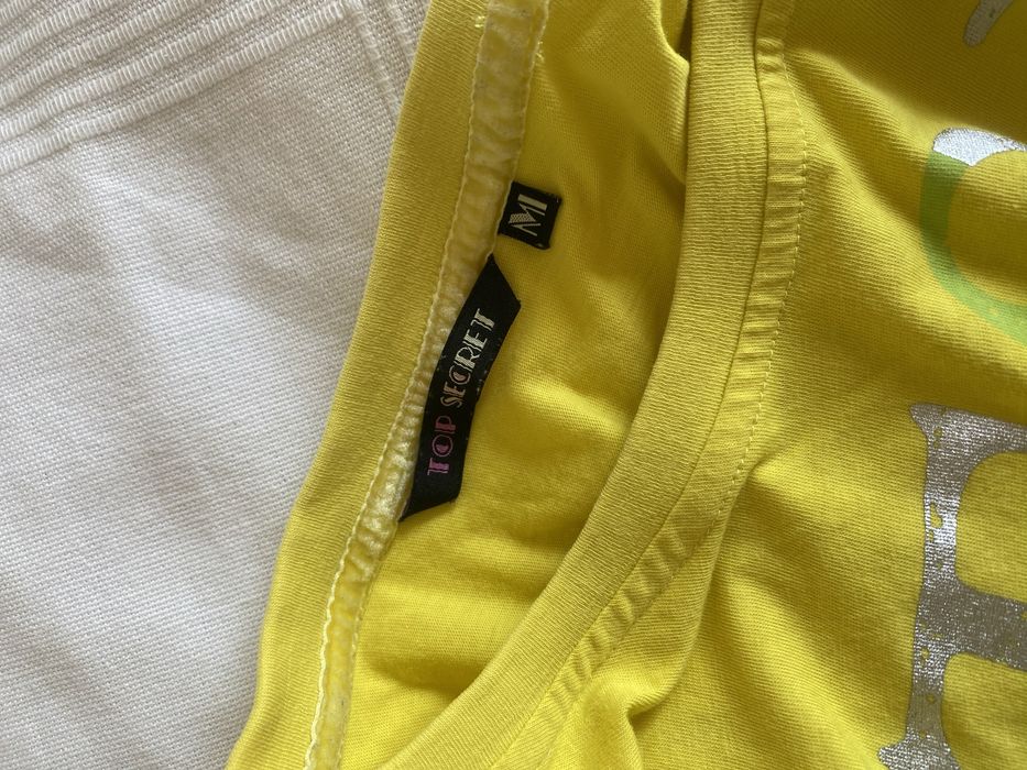 Żółty t-shirt ze srebrnym nadrukiem Top Secret