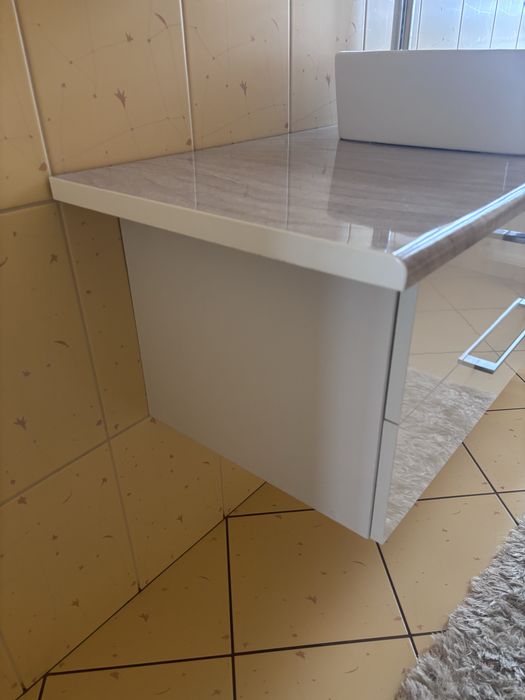 Zestaw łazienkowy szafka bateria umywalka nablatowa