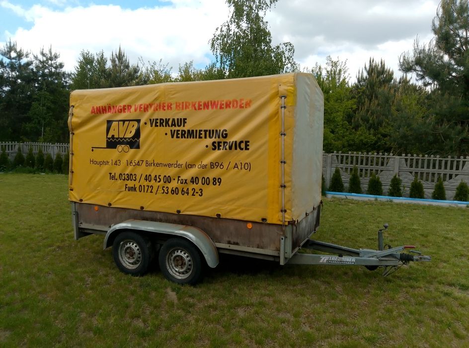 Przyczepa samochodowa firmy TREBBINER Dmc 2 T Ładna z plandeką