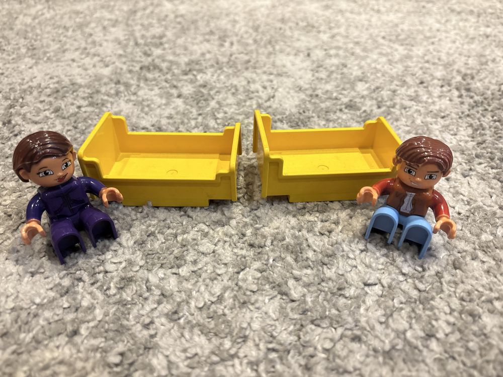 Oryginalne LEGO DUPLO 2 łóżka z 2 ludzikami