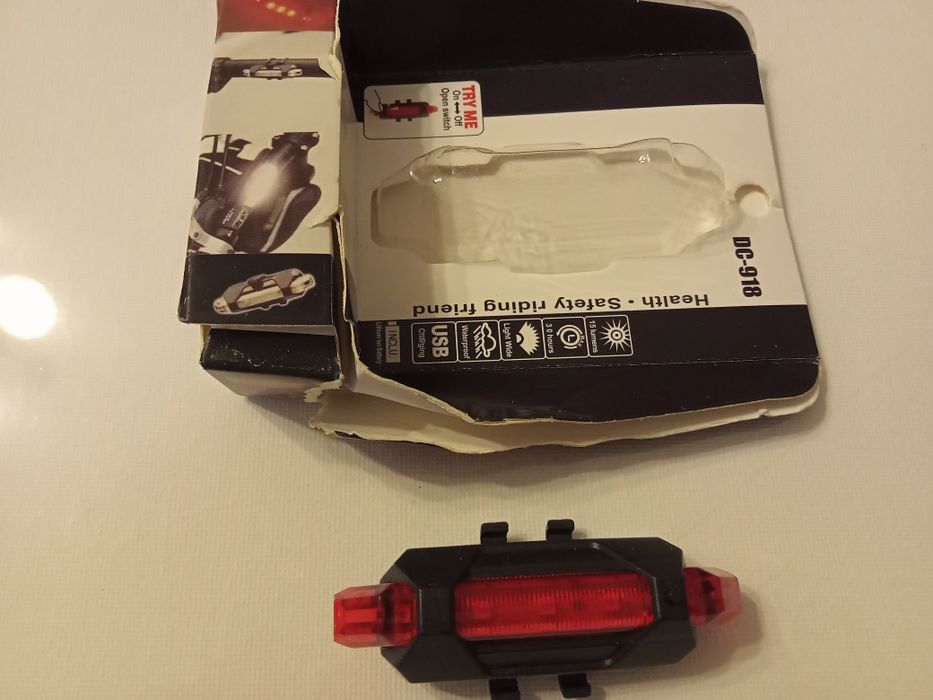 Lampka rowerowa . Reflektor LED. Wbudowany akumulator