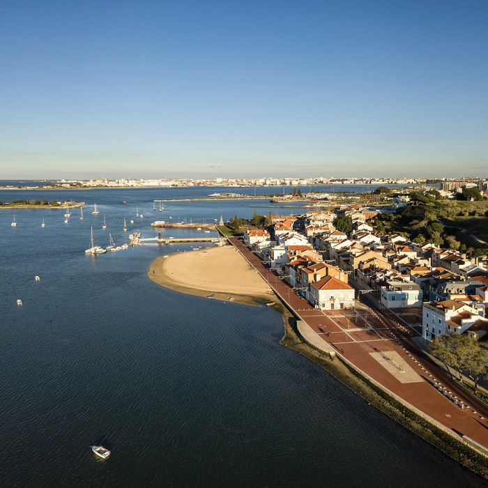 Grande Potencial no Seixal: Terreno 440m² com T4 para Reabilitação e T