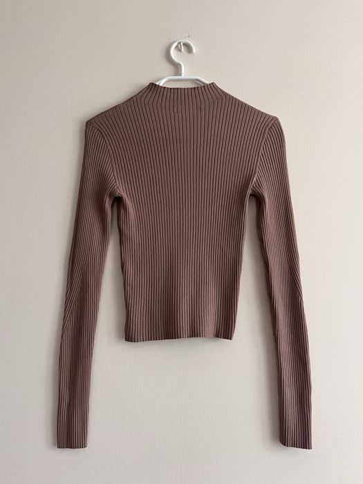 Brązowy półgolf z długim rękawem