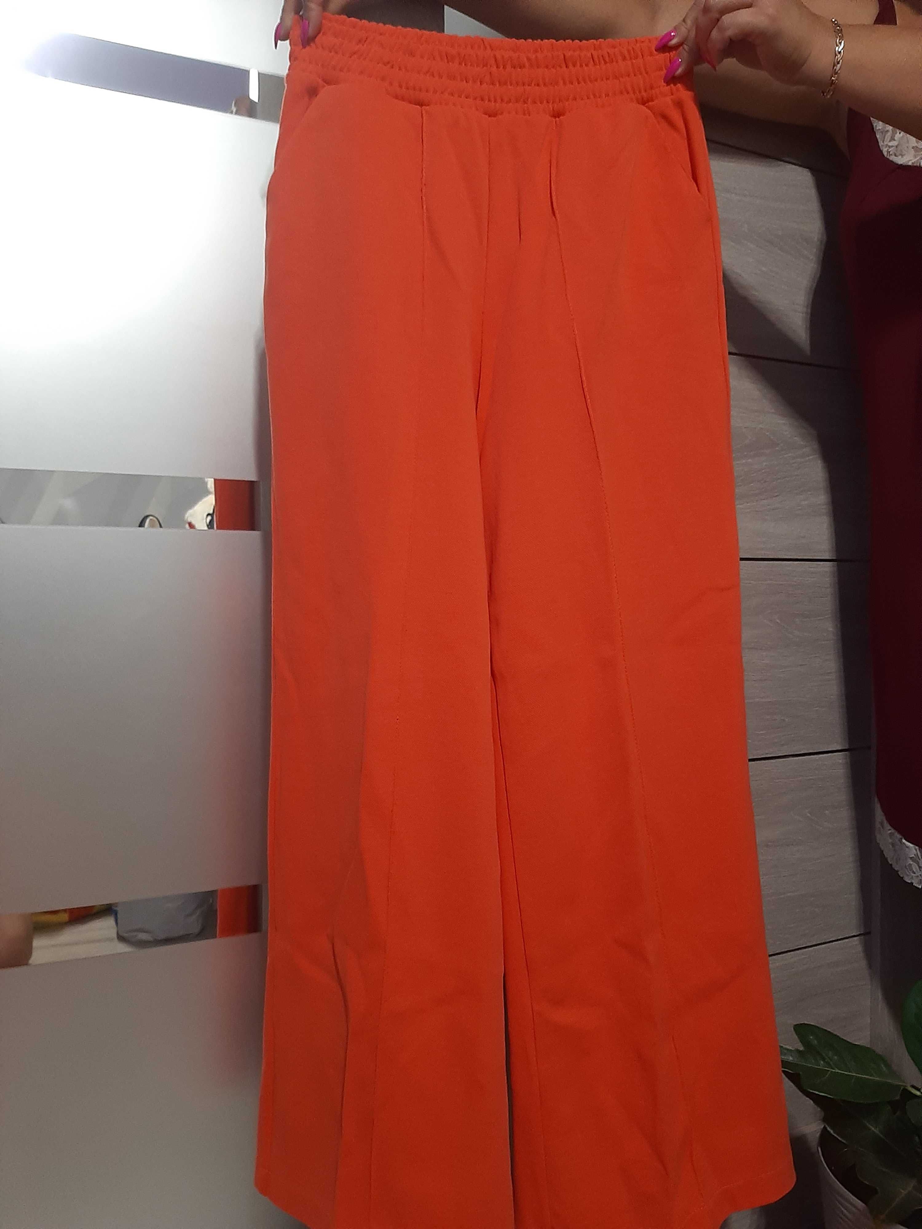 Жіночий оранжевий костюм