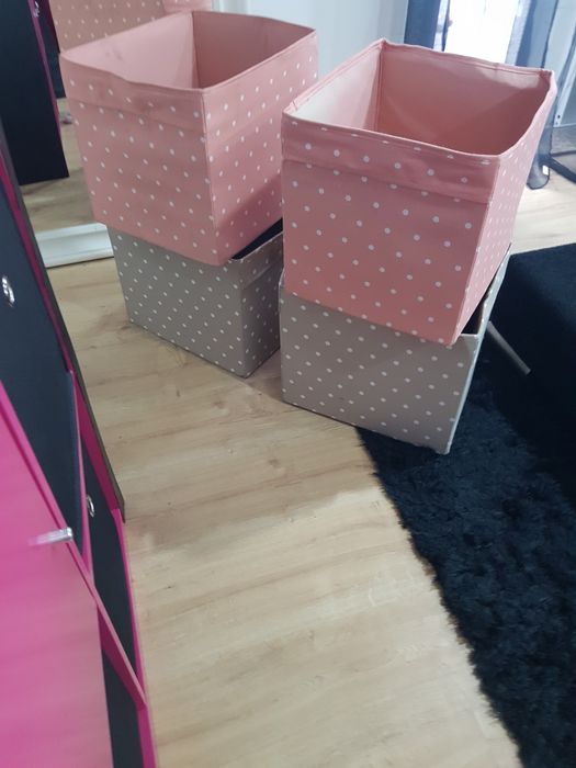 Cadeiras  e caixas de arrumos