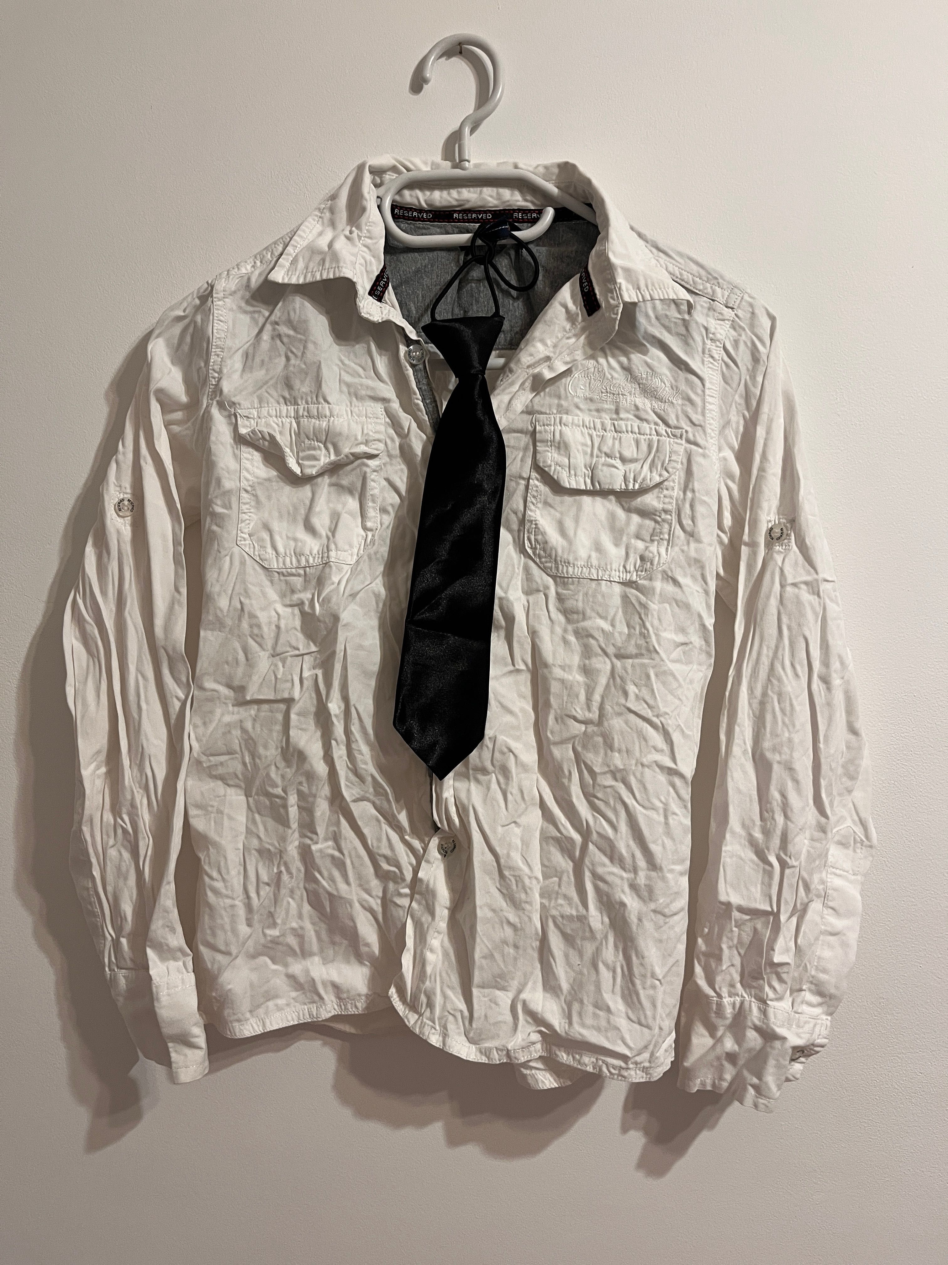Elegancka biała koszula z długim rękawem z kieszeniami krawat na gumce