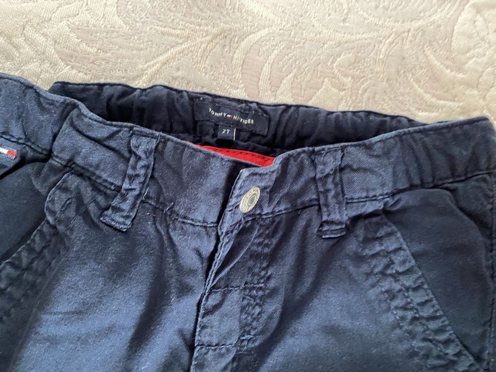 Lote roupa conjunto calças Tommy Hilfiger e camisas menino 2 anos
