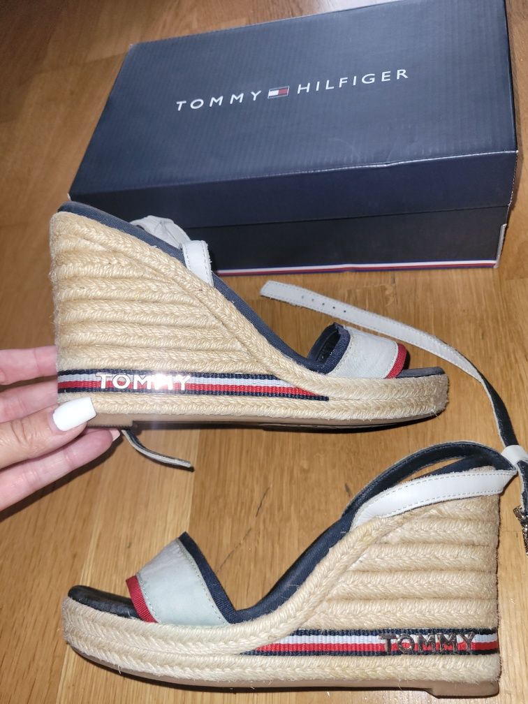 Tommy 37 sandały koturny