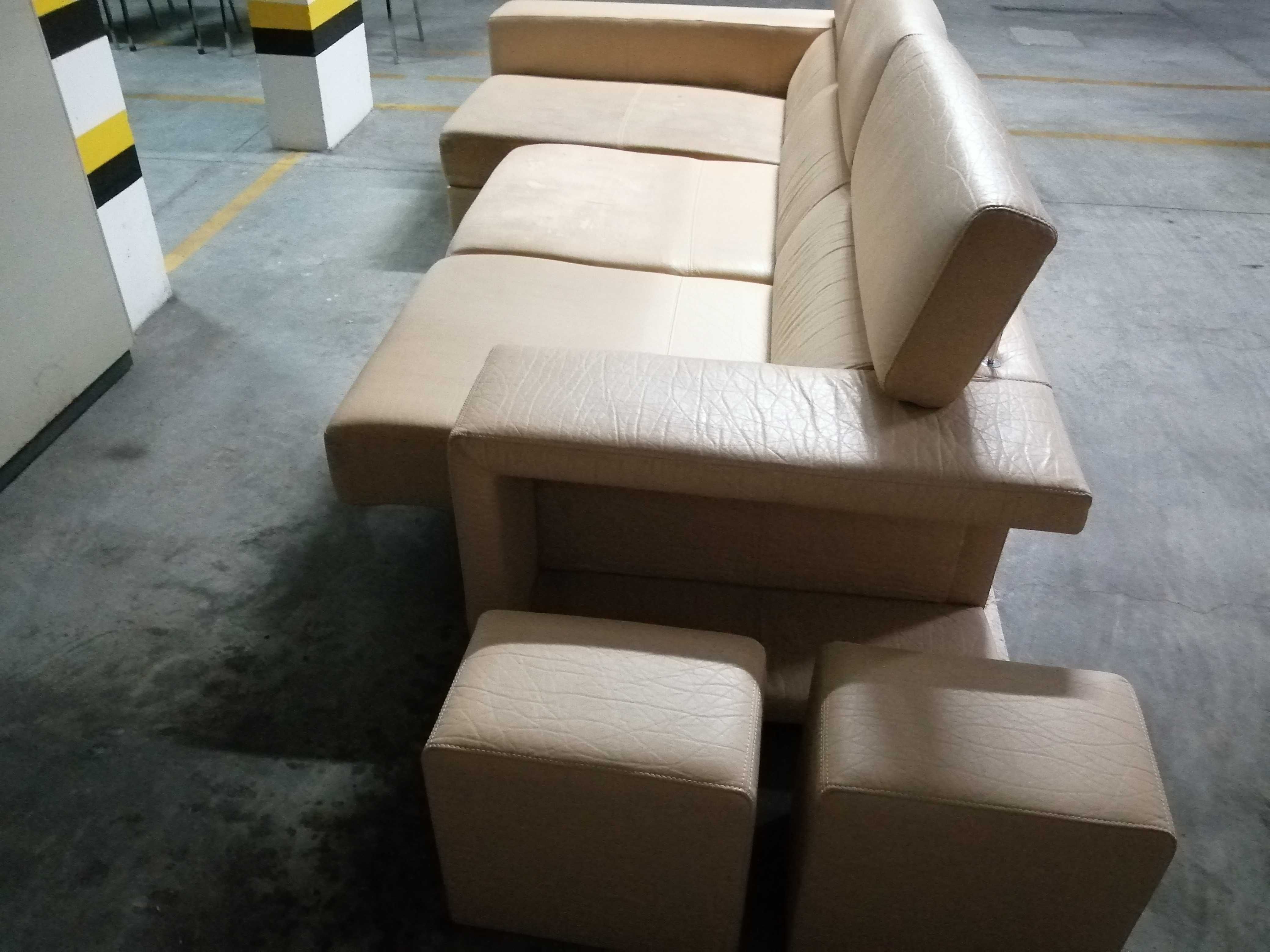 Sofá 3 lugares chaise long a direita c/ arrumo e 2 puffs