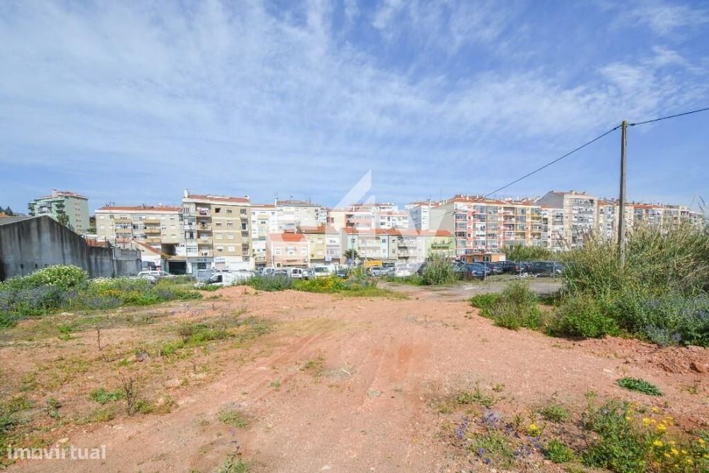 Terreno à venda na Rua Almirante Gago Coutinho entre a Póvoa de Santo