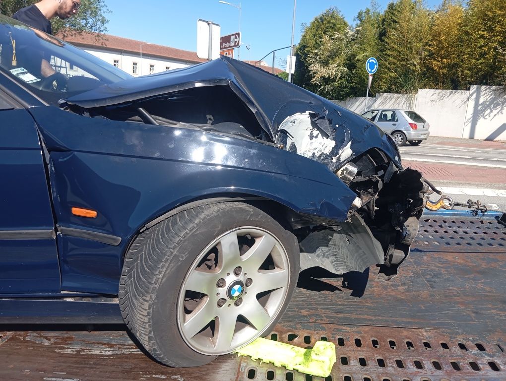 BMW E46 320d ano 2001 acidentado sem afectar motor