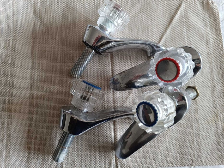 Torneiras água quente e fria