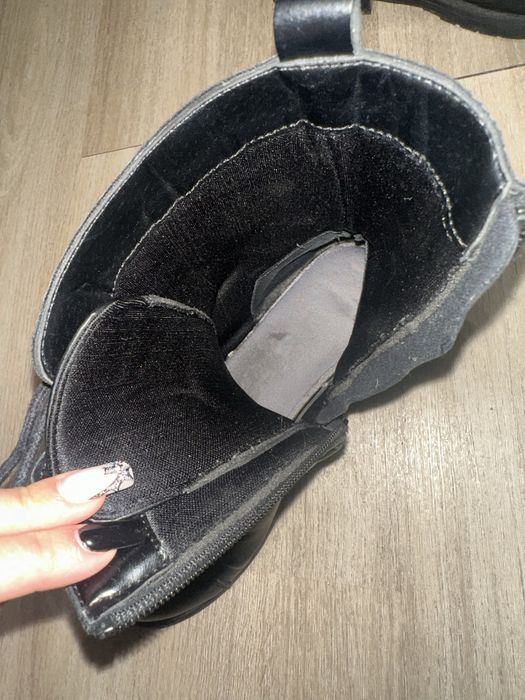 Kozaki botki trzewiki wiązane czarne za kostkę suwak