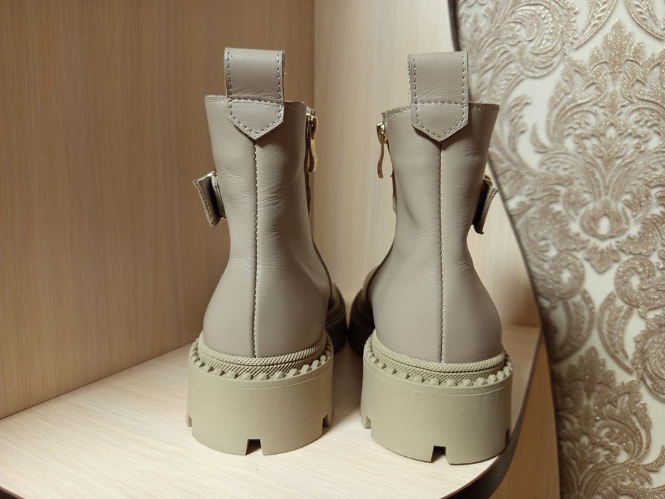 Жіночі шкіряні черевики бежевого кольору на байці  39 розміру