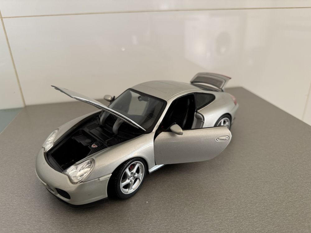 Porsche 911 Carrera 4S - Miniatura 1:18