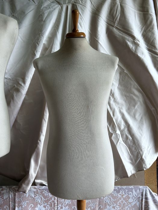 2 Busto de manequim com base em madeira – tamanhos diferentes