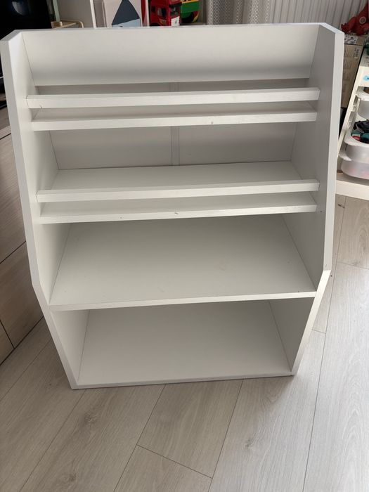 Szafka na zabawki i ksiazki