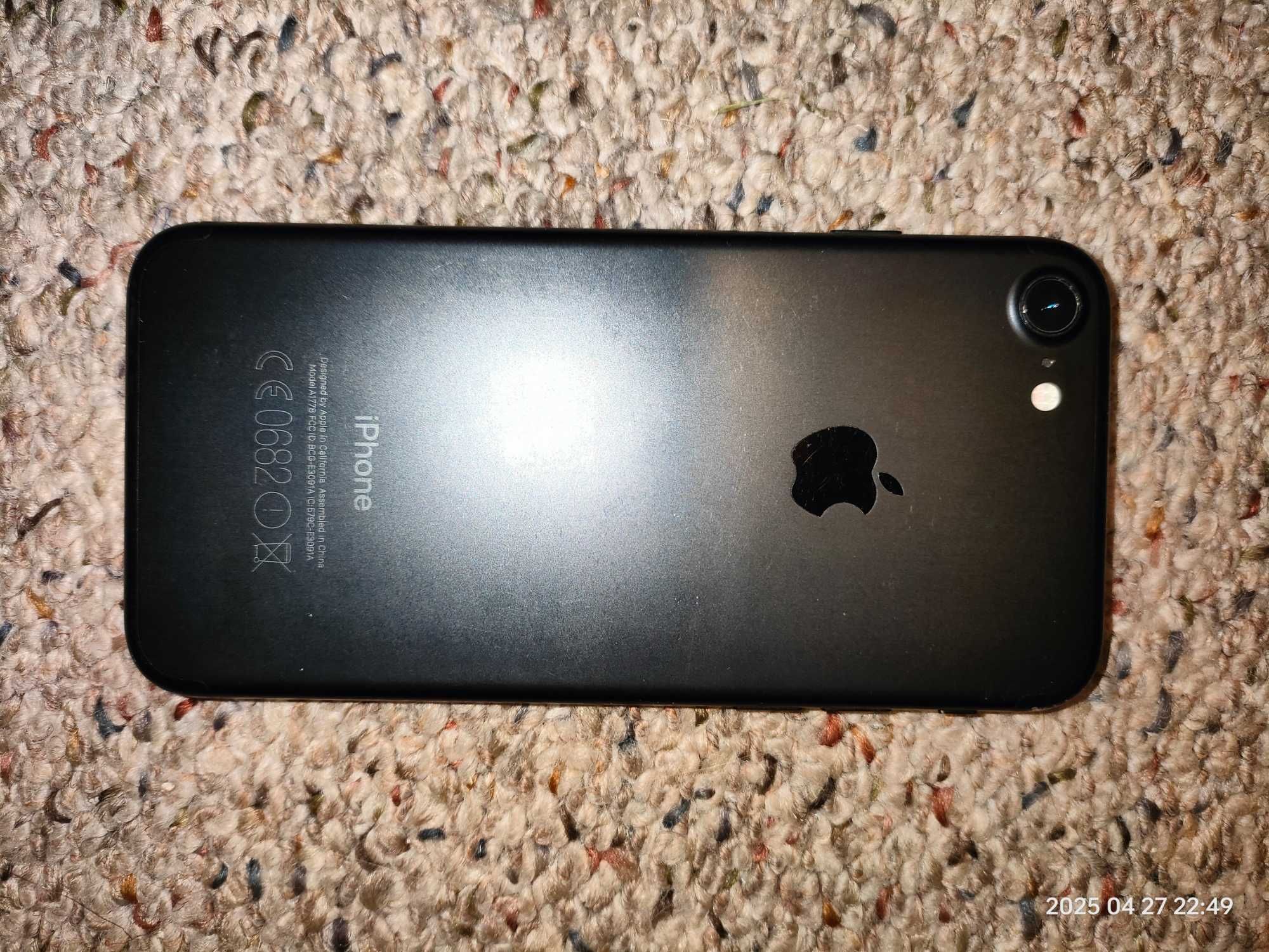 iPhone trzy sztuki, 14 Pro i  dwie 7-emki