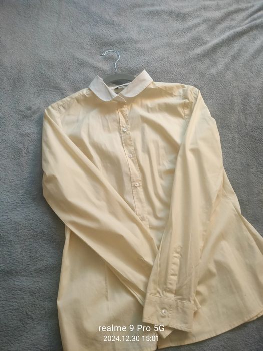 Żółta koszula z białym kołnierzykiem