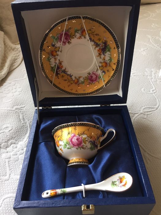Conjunto de chávena de chá, pires e colher, decorados, na caixa
