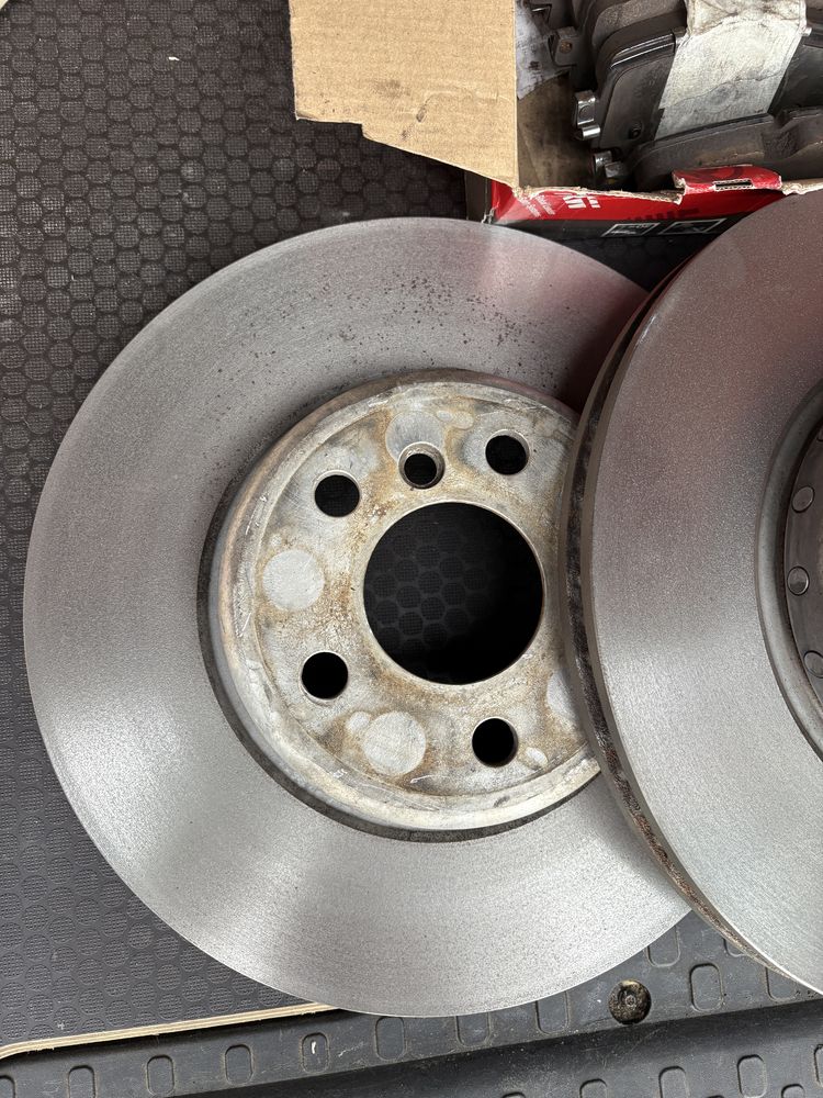Zestaw hamulcowy OEM tarcze+klocki 330x24 przód Bmw G31 G30 520d