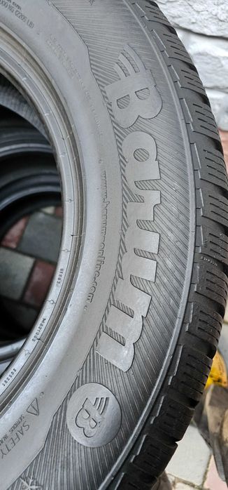 Продам комплект зимових шин 235 /65 R17 Barum