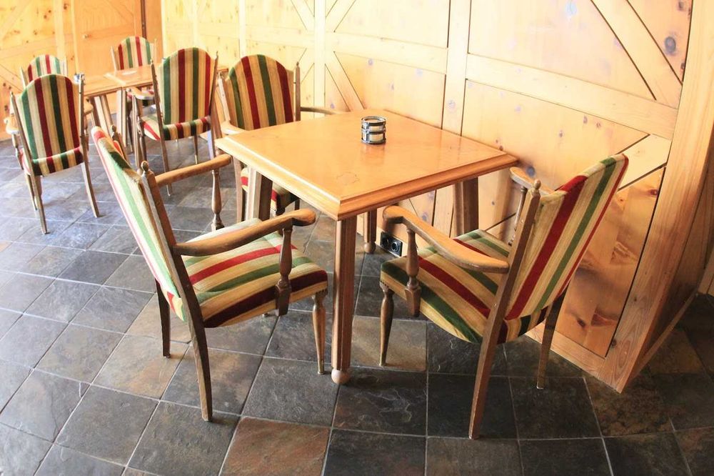 Komplet restauracyjny – stół + fotele, lite drewno, 25 foteli