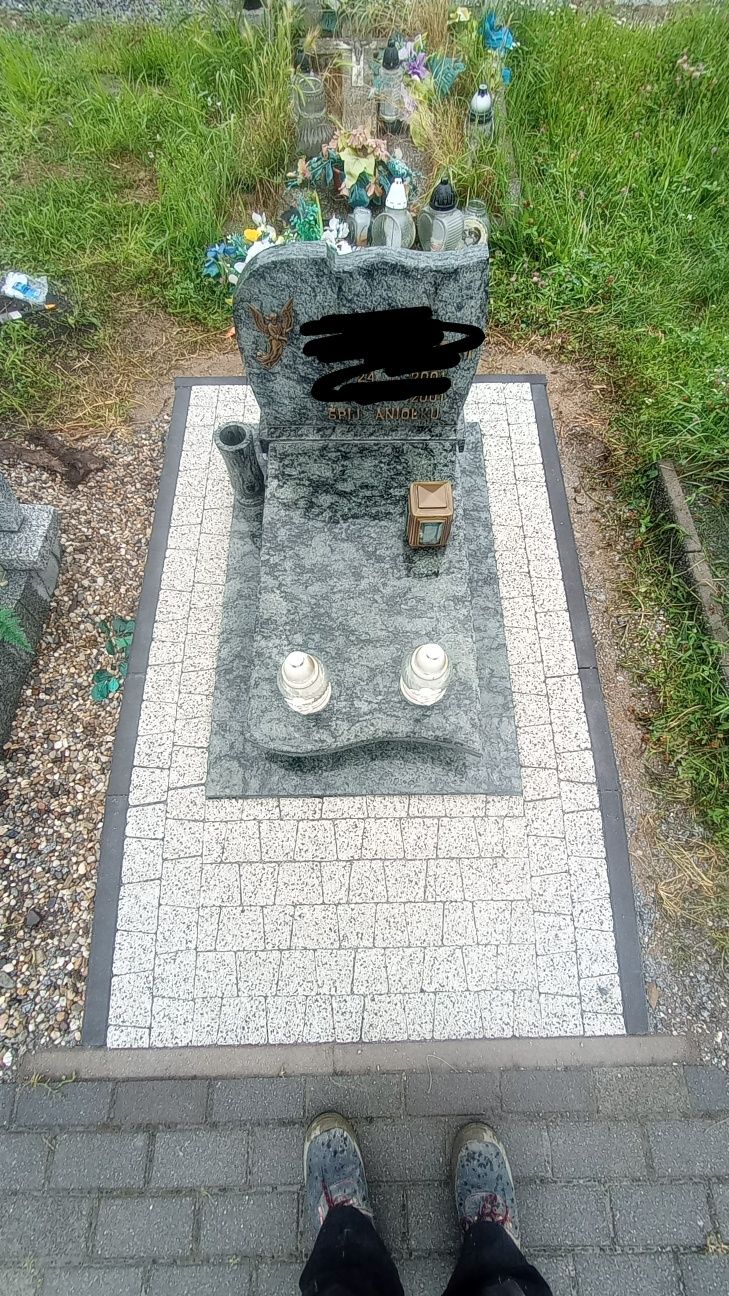 Układanie kostki wokół nagrobka, pomnika,usług brukarskie