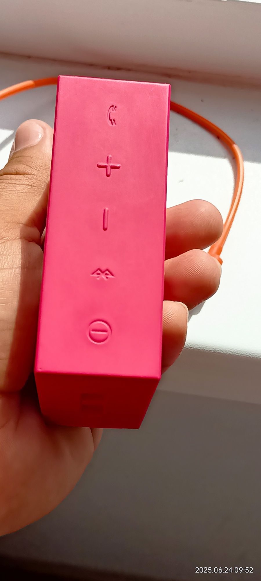 I'm selling a JBL GO speaker.