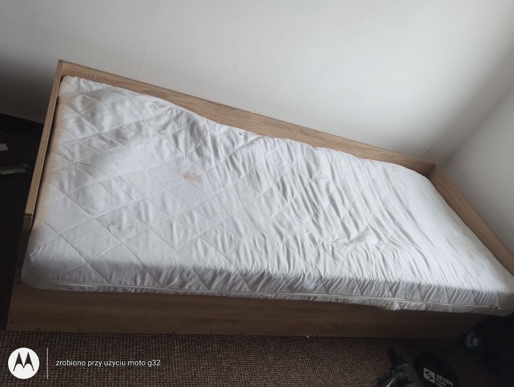 Łóżko pojedyncze z materacem