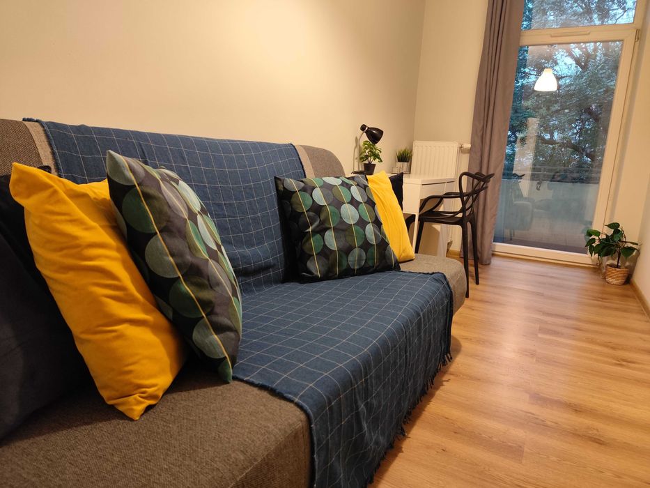 Przytulny pokój z wieszakiem na rower na balkonie ok. Wyszyńskiego