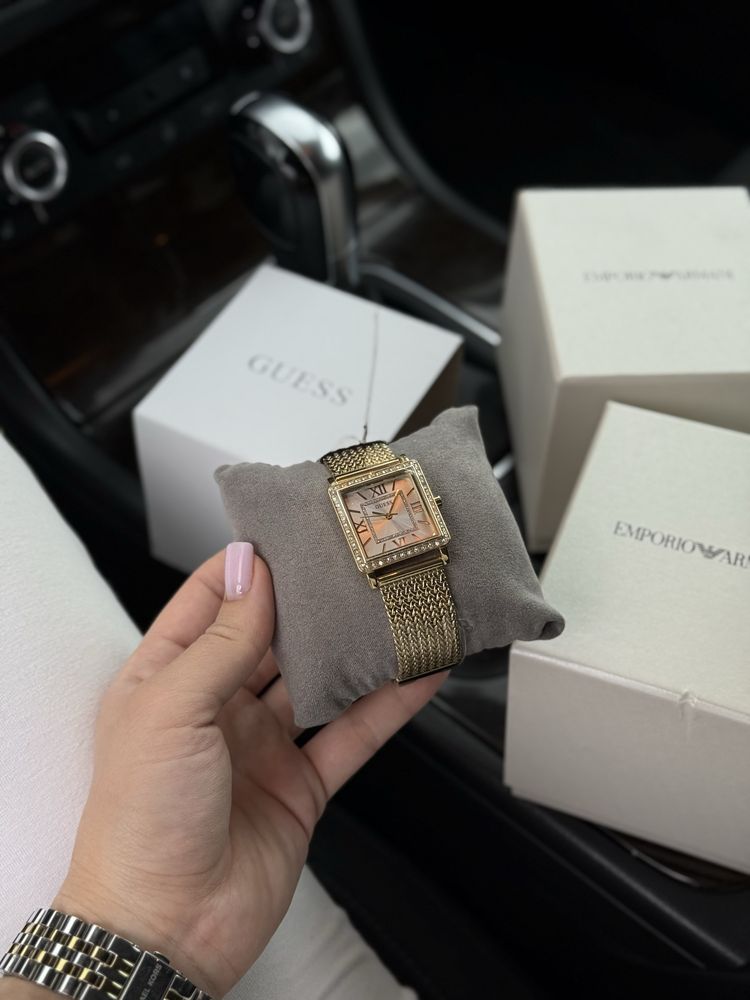 Жіночий годинник від Guess