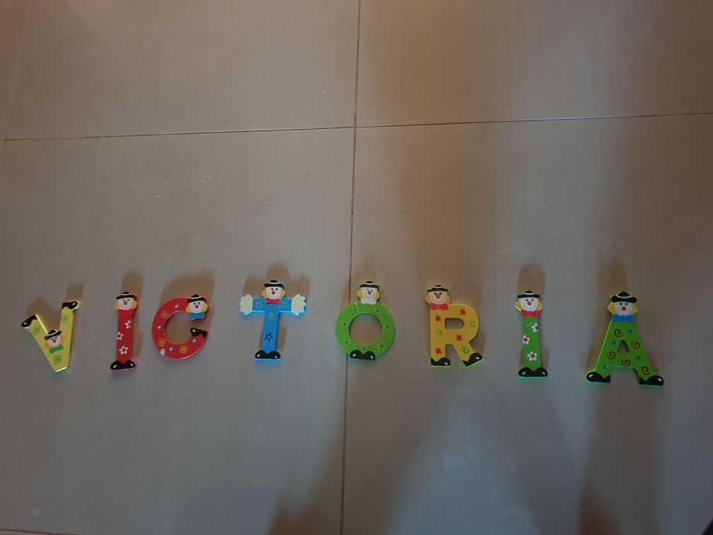 Letras para nome de criança para colar em porta de quarto