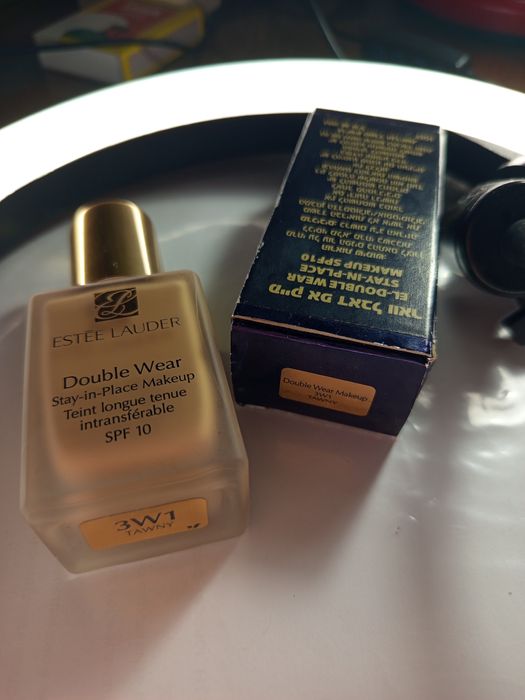 Тональна основа для обличчя ESTEE LAUDER 3W1 towny
