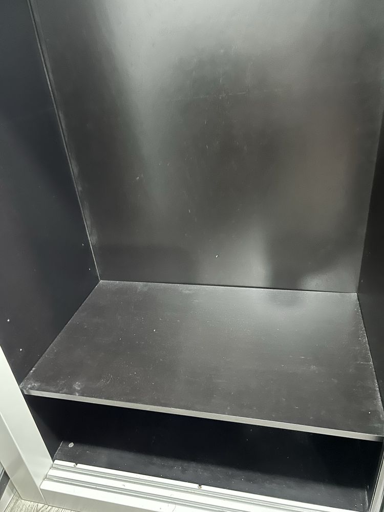 Roupeiro preto e branco