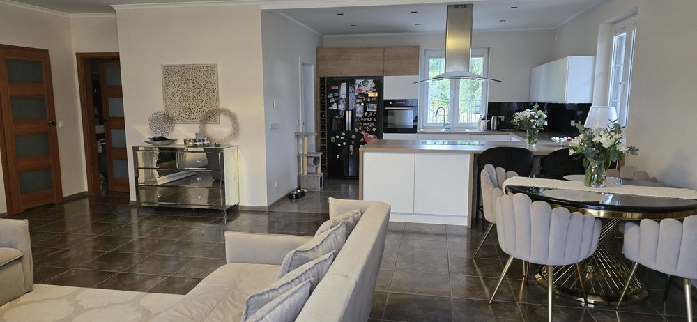 Dom wolnostojący z garażem sprzedam lub zamienię.