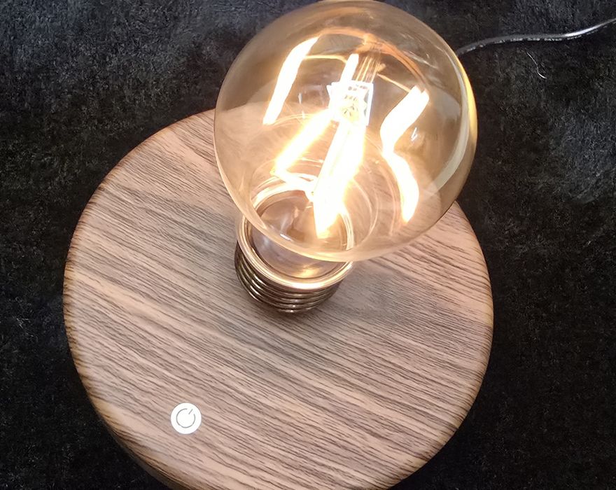 Lewitująca  lampa żarówka