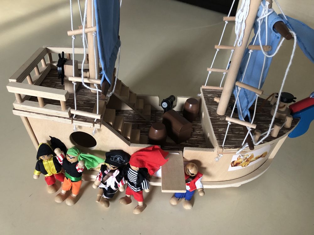 Barco em madeira de piratas